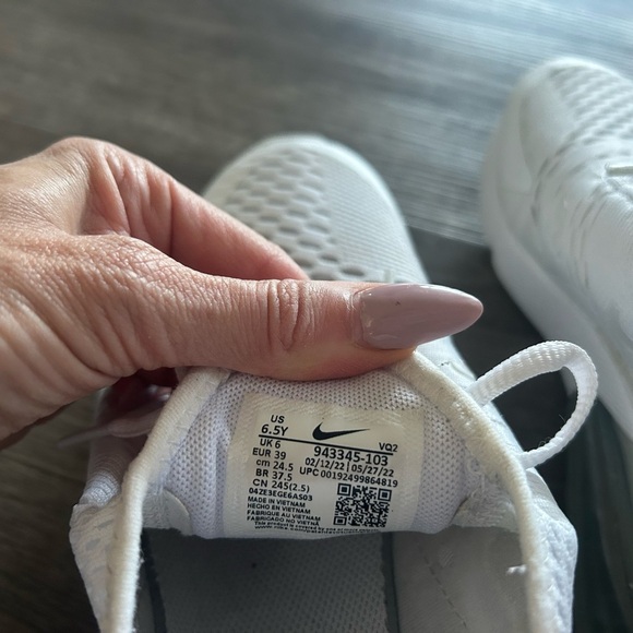 Nike Women's Air Max 270 White 6.5 - Picture 6 of 6